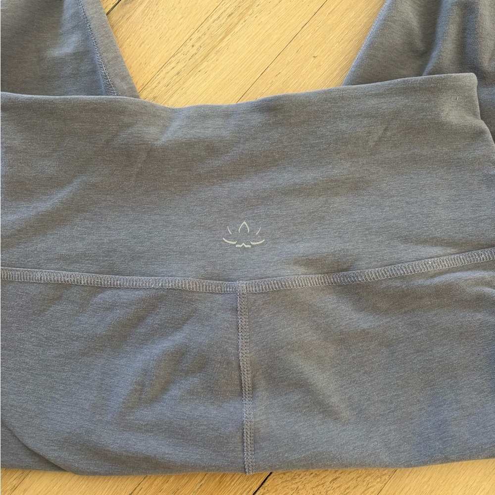 Beyond Yoga 3 Piece Cloud Grey Heather Activewear Set - Top, Shorts & Leggings - Picture 2 of 10